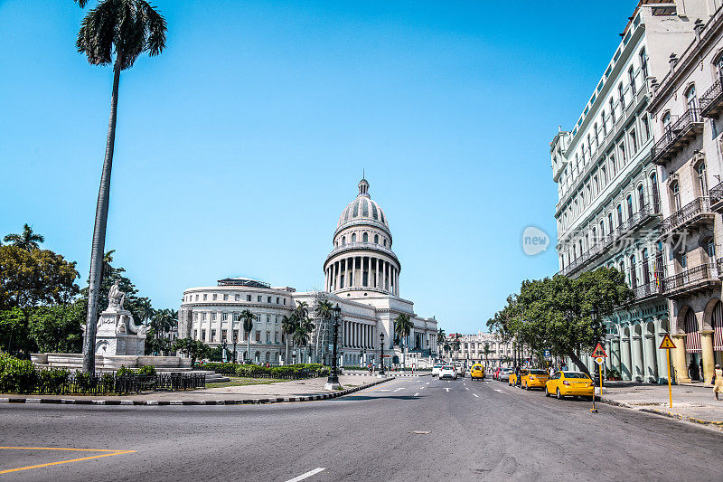 古巴哈瓦那El Capitolio大厦附近的汽车